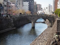 お～ぉ！見えてきました「眼鏡橋」。水面に丸く写っていない↓。