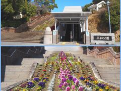 少し歩いて平和公園へ到着。お花がきれいに植わっている階段を上るか？エスカレーター？もちろんエスカレーターです。原爆落下中心地は公園北側、小高い丘にある平和公園は、悲惨な戦争を二度と繰り返さないという誓いと、世界恒久平和への願いを込めて造られました。