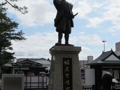 【松江城】

「堀尾吉晴公像」松江城を建造した武将ですが、手に持っているのは刀ではなく、指揮棒のよう？？