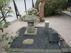 【小泉八雲記念館】

「遺髪塔」
海外からの団体客（英語圏の方々）が訪れてました。

