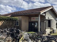 普通の自転車。14時半にサイクリングスタート。
島は細長く、4kmくらい。
レンタサイクル屋にどこに行ったらいいですか？と聞いたら、行きたいところに行ったらいいですと言われた。