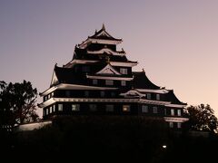 岡山城を出たころには夕方５時を過ぎて薄暮に。
夜の岡山城も美しい。