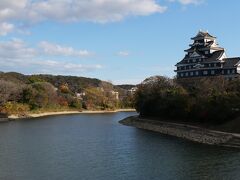 後楽園から岡山市内を流れる旭川を隔てて岡山城があります。
月見橋を渡って岡山城へ行くことができます。
江戸時代の藩主も橋を渡って城と後楽園を行き来していたのでしょう。