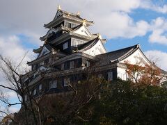 月見橋の上から見た岡山城天守閣。
ここから見る天守閣が一番美しい。