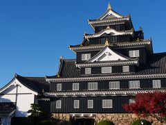 岡山城天守閣。
黒漆塗が特徴でその色合いから「烏城」とも呼ばれます。
ちょうど姫路城が「白鷺城」と呼ばれているのと対象的です。