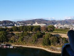 天守から見た旭川とその向こうの後楽園。