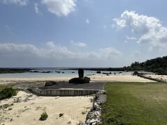 喜界島の北端から東側に回って、志戸桶海岸。
平家上陸之地の碑があります。
壇ノ浦の戦いで敗れた平家が、この海岸から上陸したとか。