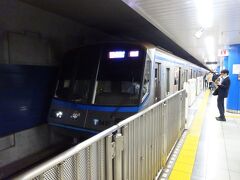 関内駅から、市営地下鉄に乗る。
これに乗れば、新横浜駅を通るし･･･　イヤイヤイヤ（笑）