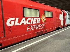 ツェルマット駅８時５２分発、サンモリッツ行氷河特急です！
夢にまでみた列車です！嬉しい！
真ん中に売店車両があります。
それを境に１等車両と２等車両が繋がっている感じです。
２等はアジア方面の方が多かったですが（団体かな？）
１等の客層はとてもよかったです。