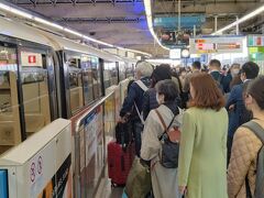 羽田空港まではモノレールを利用します。片道20マイル（JALでもANAどっちか）貯まります。