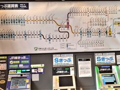 イオンモールは旭川駅と直結しています。留萌までは深川乗り換えとなる普通列車で向かいます。旭川駅の運賃表から留萌線が明日で消えることになりますね。