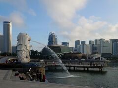 朝の陽ざしはまだそれほど強くなく、この時間はマーライオンパークも人影はまばらだ。