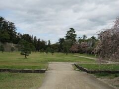 【松江城】

入ってすぐの広場「松江城 外曲輪跡(二之丸下ノ段跡)」
ここの右手には観光案内所があります。