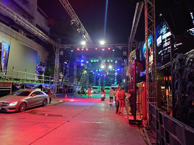 タクシーで来ました。