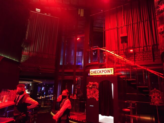 中はライブハウスみたいです。