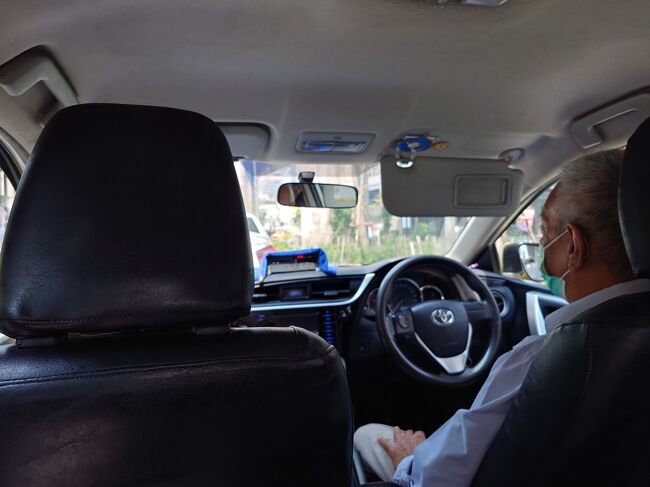 タクシーで向かいます。