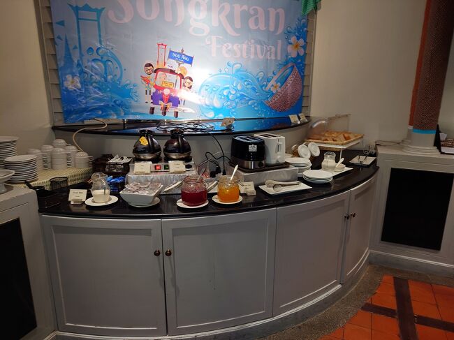 パンとコーヒー、紅茶です。