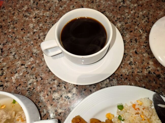 コーヒーは少し苦いです。