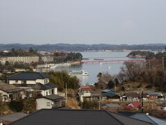 ２月１８日(土)
宮城県多賀城市から北の方へ車で向かう途中、日本三景の一つ=松島が見えてきました・・