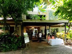 続いて、今日の主目的である国立蘭園「National Orchid Garden」に入る。
チケットは大人1人15 SGDと聞いていたのだが････、案内ボードをよく見ると、Standard：15 SGD の横に、Local： 5 SGD と書いてある。つまり現地駐在で住民登録している友人は 5 SGDでよいということ。おおっラッキーと思ってさらによくみると、Senior (60 years of age and above) ： 3 SGD とある。チケット売り場で私たち夫婦（還暦を少々過ぎている）がダメ元でパスポートを提示すると、外国人も表示どおり3SGDでよいとのこと。なんと大人料金の5分の1で入場可となった。3 SGDのチケットをありがたくいただいたが、自分たちが既に「Senior」であることを再認識する機会となった。（笑）