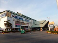 これが「バンコク南バスターミナル」です。

このバスターミナルを利用するのは、2019年6月のカンチャナブリ往復以来2度目です。