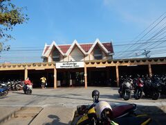 タイ国鉄の「ナコンパトム駅」です。

当初の計画では、ナコーンパトムまでバンコクのファランボーン駅からタイ国鉄の特急列車を利用して来る予定にしていたのですが、前日の21日にネットでファランボーン駅の発車時刻を再確認していたら1月19日付で特急列車の発着が新駅のバンス―中央駅（現駅名：クルンテープ・アピワット中央駅）に移転したことを知り、駅に不案内なことと時刻表が確認できないために急遽バス利用に変更したのでした。