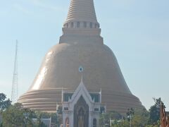 全高120.45メートルの黄金（実際は黄土色のタイルで覆われている）の仏塔「プラ・パトム・チェディ」。
建立されたのはタイに最初に仏教が伝来した4世紀頃といわれています。
インドのアショカ王がサンチーに建立した世界最古の仏塔と同じ球形のドーム型であることから、アショカ王の命で建てられたという説もあるそうですが、現存する塔は17年間の修復期間を経て1870年に完成し、全国から巡礼者が訪れる仏教の聖地となっています。
仏塔内には仏舎利（釈迦の骨）が納められているそうです。
タイ国内で最も格式の高い寺院であるタイ王室第1級寺院となっています。

4世紀頃の日本は古墳時代にあたりますので凄いことですね。