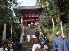 お約束の階段です。
神社仏閣はどうしたって、階段とセットなのね？！
私ら、運動不足だし歳だし、階段は苦手じゃ…

　この話をしたら、
　≪「地下鉄の階段だって、このくらいはあるよ！弱虫！」　≫　
　と、ある方からお叱りの声が届きましたけれど・・・・