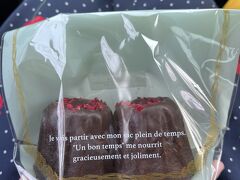 お昼ご飯を食べに大人気のピザ屋さんへ。1時間前に行って名前を書きましたが、すでに5組ほど待たれていました。。。それまでに、昨日パン屋さんで買ったカヌレをいただきます。外パリッと！中しっとりで美味しい～甘さもちょうどいい！！