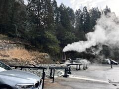 その後、またまた阿蘇の秘境に温泉に浸かりに。
垂玉温泉という、新しい温泉施設です。
とにかく硫黄の香り？？（これって正しい表現？）が強烈でした！
いいお湯な予感！！