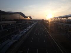 朝日に輝く仙台空港に到着。