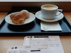 シンガポールまでのスルーチェックインを済ませ、保安検査を通過して3FのJAL、DPラウンジへ。クロワッサンとカフェラテなどをいただきながら一息入れる。　