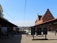 フェリーを降りるとヘルシンオア駅に出る。