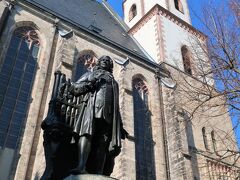 Thomaskirche（トーマス教会 ）

バッハが眠る教会。

1212年にトーマス修道院として創建され、同時に少年合唱団の歴史が始まります。バッハは1723年から死を迎える1750年までトーマス教会音楽監督（トーマスカントル）として奉職し、「マタイ受難曲」をここで初演しました。