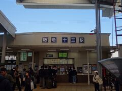 少し歩きます。