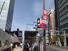 JR浜松町駅で下り
地下鉄へ
うしろに東京タワーが見えます！