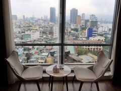 ヴァンダホテルの部屋から見たダナン市街は、雨はあがっているものの、相変わらずの冴えない空模様。