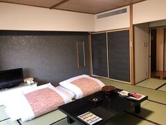 今日のホテルは大江戸温泉物語　東山グランドホテル。
自分でホテルを予約する時はツインベッドのホテルを選ぶので、久しぶりの和室。布団の上げ下ろしサービスは無い。