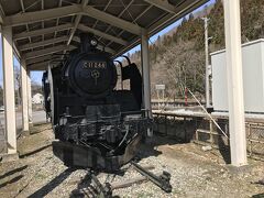 只見線に乗車するために会津柳津(あいずやないず)駅へ来た。駅舎の隣にSLが展示されていた。