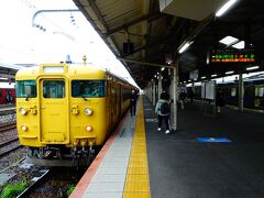 関門トンネルを抜けて９：１５に下関駅に到着、向いホームには９：３０発山陽本線を行く岩国行の列車が待っていました、今や数少なくなってきた国鉄時代の111系電車です。