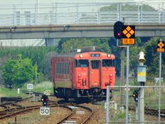 長門市駅に戻りこの先向かう山陰本線の列車をホームで待ちます、
１２:５３発、益田行の列車が入線してきます