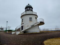 こちらは釧路市発祥の地といわれる米町にある米町公園。
灯台をかたどった展望台があります。
