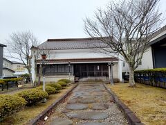 公園の前にある米町ふるさと館。
こちらは無料で見学できるようですが公開しているのは５月から１１月まで。
明治33年に当時の海産物商が店舗兼住宅として建てた、釧路に現存する最古の木造民家なんだそう。