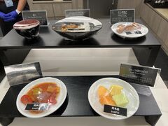 保安検査を抜け、サクララウンジに直行です。料理は羽田と同じで、スタッフさんにオーダーするシステム（≠ビュッフェ）でした。
メニューはカレーのほかに、唐揚げ、豚汁、ラタトゥイユ、フルーツ盛り合わせがあり、セルフでチキンラーメンとパンがありました。