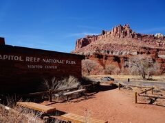 途中に通ったのはキャピトルリーフ国立公園 Capitol Reef National Park。比較的マイナーな場所ですがダイナミックな地形です。