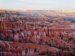 ブライスキャニオン国立公園 Bryce Canyon National Parkに着いた頃は、日没寸前です。何とかサンセットポイントで夕日を見られます。今晩は近くの街のモーテルに宿泊です。標高8000Ftと高くて4月上旬ではキャンプや車中泊には寒すぎです、キャンプ場もクローズしています。