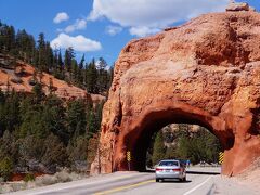 ブライスキャニオンを出てしばらく西へドライブすると、Red Canyon Archの下を走ります。
