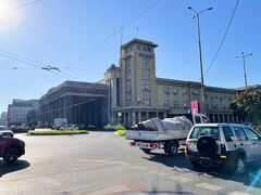 15:20、シナイアから2時間弱でブカレスト・ノルド駅に到着！
こういう駅で待機しているタクシーはちょっと怖いので、
近くに中央市場があると知り、ちょっと歩いて行ってみます。