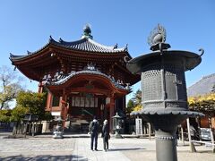 興福寺　南円堂
興福寺の建物のなかでは奈良っぽくないな、と思ったら、やはり江戸時代に正面に唐破風を足したという