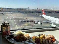 カウンターでチェックインを行うとエコノミークラスが満席ということでビジネスクラスにアップグレードしてもらえました！なんともラッキー！
南アフリカ航空のラウンジで悠々と朝食を頂きます。
